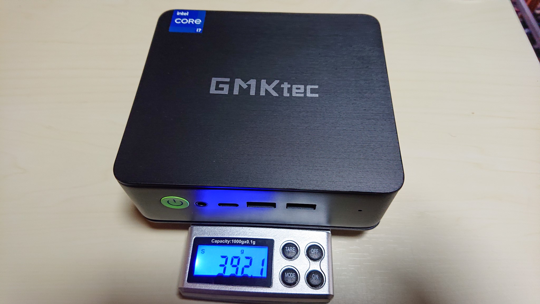 GMKtecのミニPCの重さは392.1グラムです。